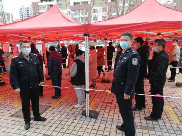 4.3月17日下午，隐珠法庭党支部到隐珠街道办事处墨香路居委会协助社区开展第三轮核酸检测工作。